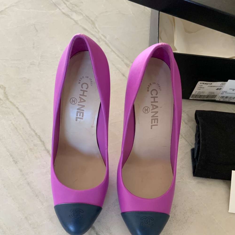 Chanel Fuschia Pumps with Navy Cap Toe with Original Box, size 40 - Picture 6 of 8